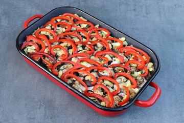 Auflauf mit Hackfleisch und mediterranem Gemüse.