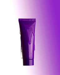  Purple cosmetic cream smear on a white-to-lavender gradient background. Skincare or beauty product texture, minimal and modern flat lay for advertising or social media.