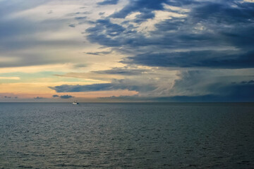 Schiff im Sonnenuntergang