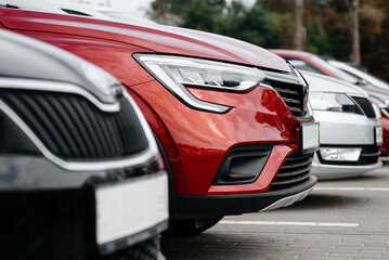 Fototapeta premium KIROV, RUSSIA - AUGUST 05, 2025 passenger cars standing on parking space in row, car dealer and manufacturer, global automobile manufacture
