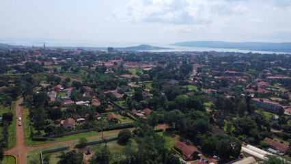 Obraz premium Scenic Aerial View of a Ugandan City with Lake Victoria in the Background.