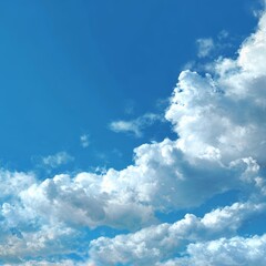 Obraz premium A picturesque sky filled with fluffy clouds, creating a sense of serenity and natural beauty