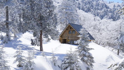 冬の八経ヶ岳の狼平避難小屋