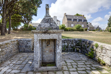 Obraz premium Chapelle Notre-Dame-de-la-Nativité - Vue sur la fontaine - Saint Philibert dans le département du Morbihan - Bretagne