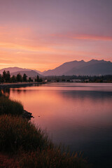 Obraz premium stunning summer sunset over calm waters of lake in vancouver canada