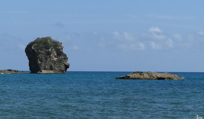 Naklejka premium Sail Rock: A Unique Coastal Landmark on the Beaches of Kenting, Taiwan
