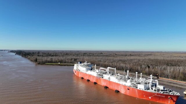 barco navegando r&iacute;o paran&aacute;