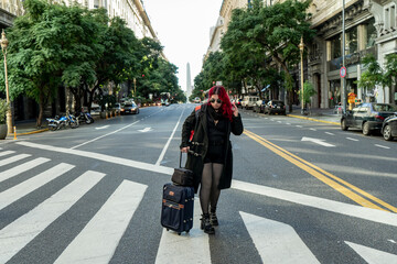 Naklejka premium Tourist walking on avenida 9 de julio with obelisk in background