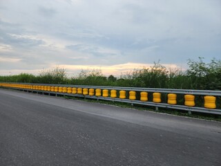 Yellow plastic roller fences help reduce accidents, solve traffic problems, and reduce the rate of road accidents. They are often installed at curves or dangerous areas.