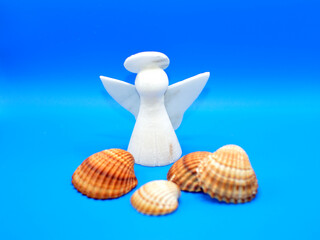 Angelo di marmo di Carrara con conchiglie