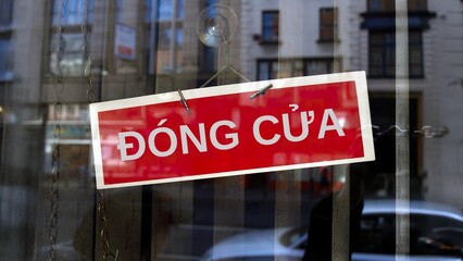 closed sign in Vietnamese