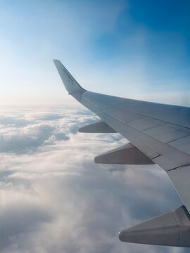 Ala de un avi&oacute;n sobre las nubes