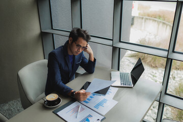 Obraz premium Male office worker overwhelmed by deadlines, staring at screen in frustration.