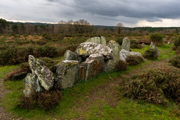 Menhir, dolmen, m&eacute;galithe