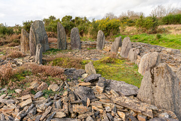 Menhir, dolmen, m&eacute;galithe