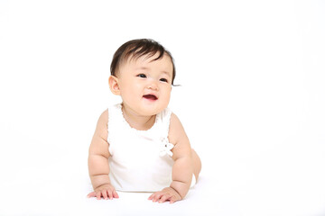 白背景の前をハイハイする赤ちゃんの正面クローズアップ