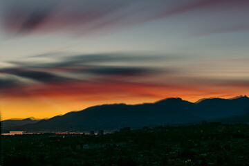 Obraz premium Sunset and sunrise views from Concord Brentwood Hillside East tower in Burnaby, BC, Canada