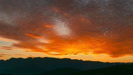 Obraz premium Sunset and sunrise views from Concord Brentwood Hillside East tower in Burnaby, BC, Canada