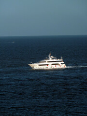 Navegando en un yate de lujo 