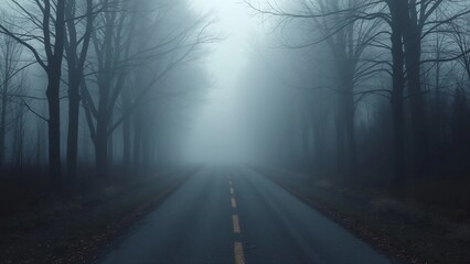 Verlassene Landstraße im dichten Morgennebel. Mystische Stimmung, perfekt für melancholische oder stimmungsvolle Szenen.