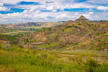 Naklejka premium Scenic Overview Mountains Landscape Roosevelt National Park North Side