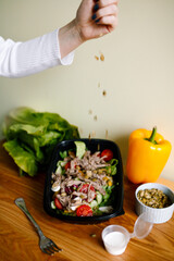Healthy ready meals in eco and plastic containers: salads, soups, rice bowls, sandwiches and vegetables. Takeaway lunch, fitness food and diet-friendly meals for delivery or meal prep plans.
