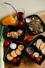 Healthy ready meals in eco and plastic containers: salads, soups, rice bowls, sandwiches and vegetables. Takeaway lunch, fitness food and diet-friendly meals for delivery or meal prep plans.