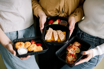 Healthy ready meals in eco and plastic containers: salads, soups, rice bowls, sandwiches and vegetables. Takeaway lunch, fitness food and diet-friendly meals for delivery or meal prep plans.