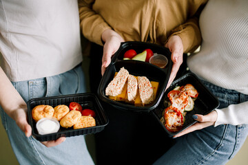 Healthy ready meals in eco and plastic containers: salads, soups, rice bowls, sandwiches and vegetables. Takeaway lunch, fitness food and diet-friendly meals for delivery or meal prep plans.