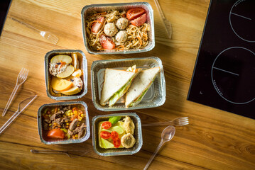 Healthy ready meals in eco and plastic containers: salads, soups, rice bowls, sandwiches and vegetables. Takeaway lunch, fitness food and diet-friendly meals for delivery or meal prep plans.