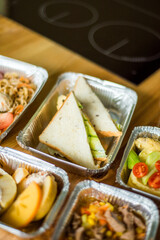Healthy ready meals in eco and plastic containers: salads, soups, rice bowls, sandwiches and vegetables. Takeaway lunch, fitness food and diet-friendly meals for delivery or meal prep plans.