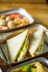 Healthy ready meals in eco and plastic containers: salads, soups, rice bowls, sandwiches and vegetables. Takeaway lunch, fitness food and diet-friendly meals for delivery or meal prep plans.