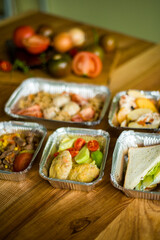 Healthy ready meals in eco and plastic containers: salads, soups, rice bowls, sandwiches and vegetables. Takeaway lunch, fitness food and diet-friendly meals for delivery or meal prep plans.