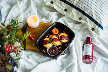 Healthy ready meals in eco and plastic containers: salads, soups, rice bowls, sandwiches and vegetables. Takeaway lunch, fitness food and diet-friendly meals for delivery or meal prep plans.