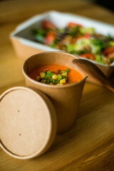 Healthy ready meals in eco and plastic containers: salads, soups, rice bowls, sandwiches and vegetables. Takeaway lunch, fitness food and diet-friendly meals for delivery or meal prep plans.