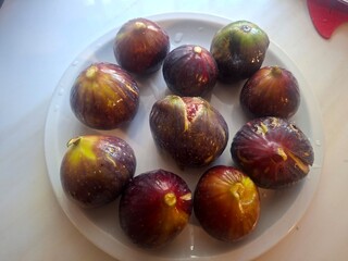 figs on a plate