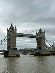 Obraz premium Tower Bridge in London an einem bewölkten Tag im Sommer