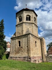 Fototapeta premium Spaziergang von der Ruine des Klosters Klosters St. Wigbert in Göllingen zum Wehrhäuschen (Sperrwerk) am Fluß Kleine Wipper
