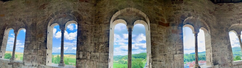 Fototapeta premium Spaziergang von der Ruine des Klosters Klosters St. Wigbert in Göllingen zum Wehrhäuschen (Sperrwerk) am Fluß Kleine Wipper