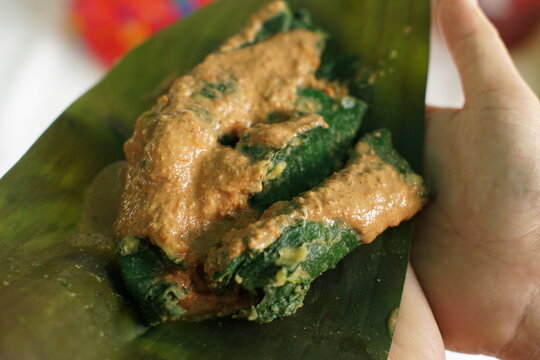Boxbol, also spelled Boxboles or B'oxb'ol, is a traditional Guatemalan dish, particularly popular in the Ixil Maya region of the country. It's a type of tamale made by wrapping corn dough (masa) in ch