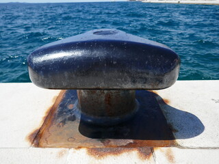 Metal mooring bollard for anchoring ships