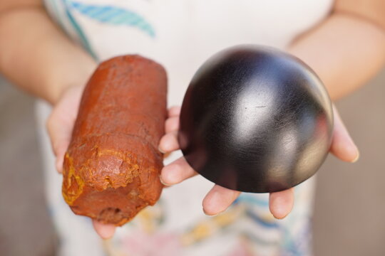 Making of j&iacute;cara or guacal, which is a small bowl or cup, traditionally made from the dried fruit of the calabash tree (Crescentia cujete). Photos taken in Rabinal, Baja Verapaz, Guatemala