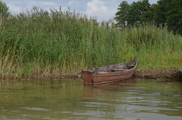 Obraz premium boat on the river Lake Svityaz, Shatsk Lakes, Ukraine