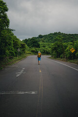 Obraz premium man walking on the road