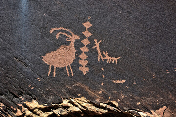 Spirit Arch Petroglyph – Ancient Rock Art in Utah Desert Landscape