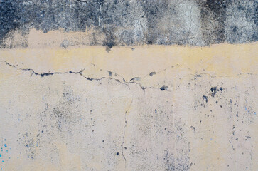 Obraz premium Closeup of cracked wall texture showing detailed rough surface and weathered patterns background