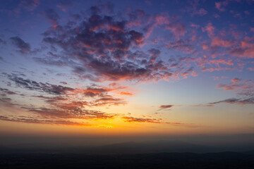 Fototapeta premium Lever de soleil, plateau de Gergovie, France