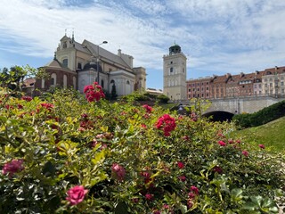 Flores com castelo no centro histórico de Varsóvia. 