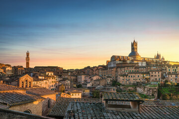 Obraz premium Siena sunset panoramic skyline. Mangia Tower and Cathedral Duomo. Tuscany, Italy