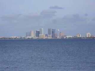 Fototapeta premium Tampa Bay Reflections: A City Skyline Across the Water